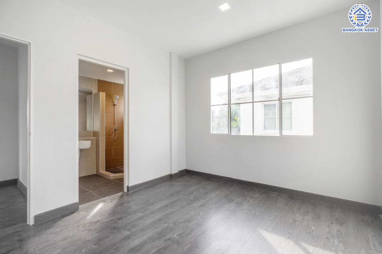 บ้านมือสองตกแต่งใหม่ แบรนด์ LH หลังมุม ม.มัณฑนา ติดถนนราชพฤกษ์  เนื้อที่ 67.6 ตร.ว. มีพื้นที่สนามหญ้าด้านข้างกว้างกว่า 100 ตร.ม. ฟังก์ชัน 3 ห้องนอน 3 ห้องน้ำ จอดรถได้ 2 คัน Facilities ตอบโจทย์ทุกกิจกรรม! บนทำเลใกล้วงเวียนพระราม5 เซ็นทรัลเวสต์เกต และรถไฟฟ้า "สถานีบางรักน้อยท่าอิฐ"